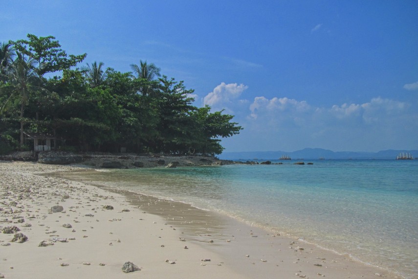 Untuk dapat mengunjungi Pulau Oar, pengunjung bisa menyebrang dari Desa Sumur, salah satu desa di Taman Nasional Ujung Kulon