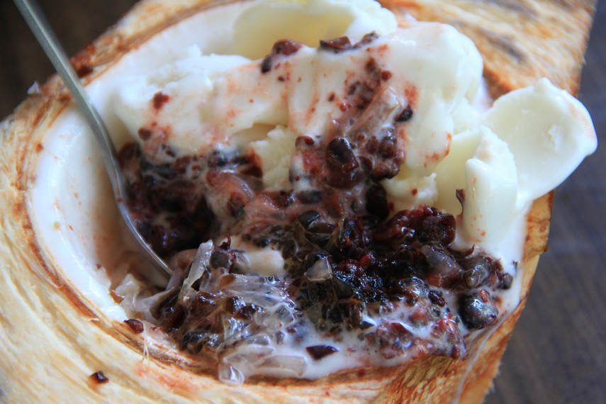 Sajian es krim dengan daging buah kelapa menjadikan sajian yang mengundang sensasi dan menggugah selera untuk segera mencobanya