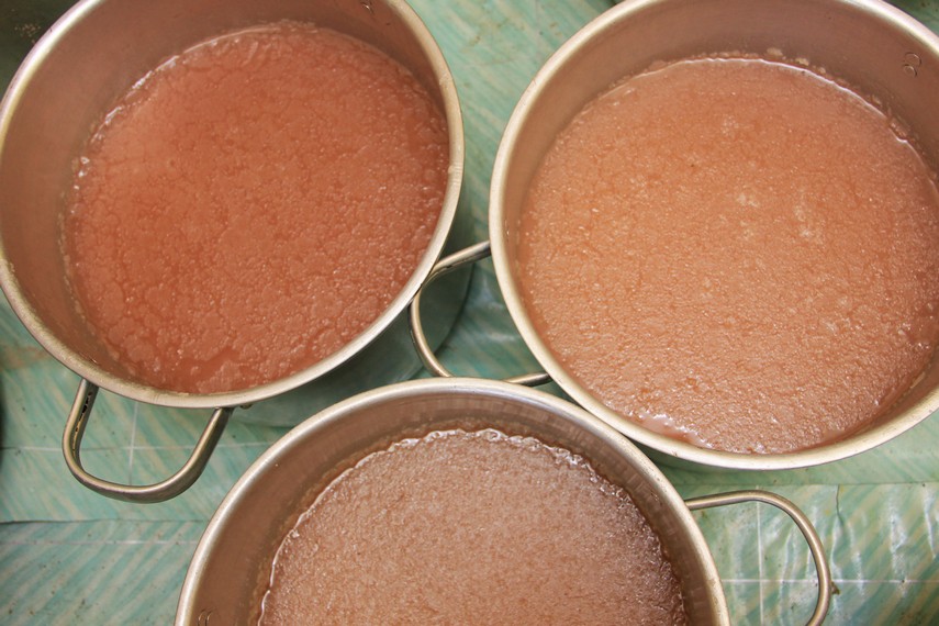 Cairan gula dan santan yang telah dimasak dan siap dicampurkan dengan tepung sangrai