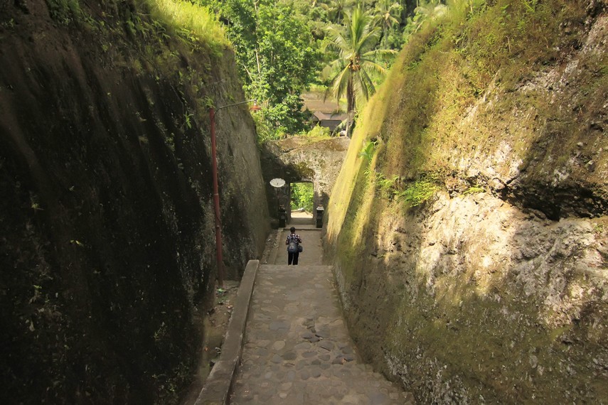 Jalan setapak yang berjarak kurang lebih 1 km dari gerbang menuju kompleks Candi Tebing Gunung Kawi