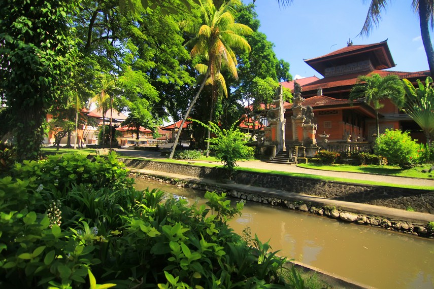 Taman Budaya Bali dahulu bernama Werdhi Budaya, yang berarti pusat kesenian