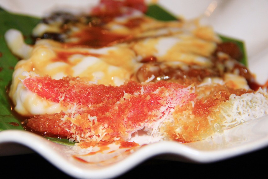Bubur Madura akan lebih nikmat dimakan dengan tambahan siraman santan dan gula merah cair