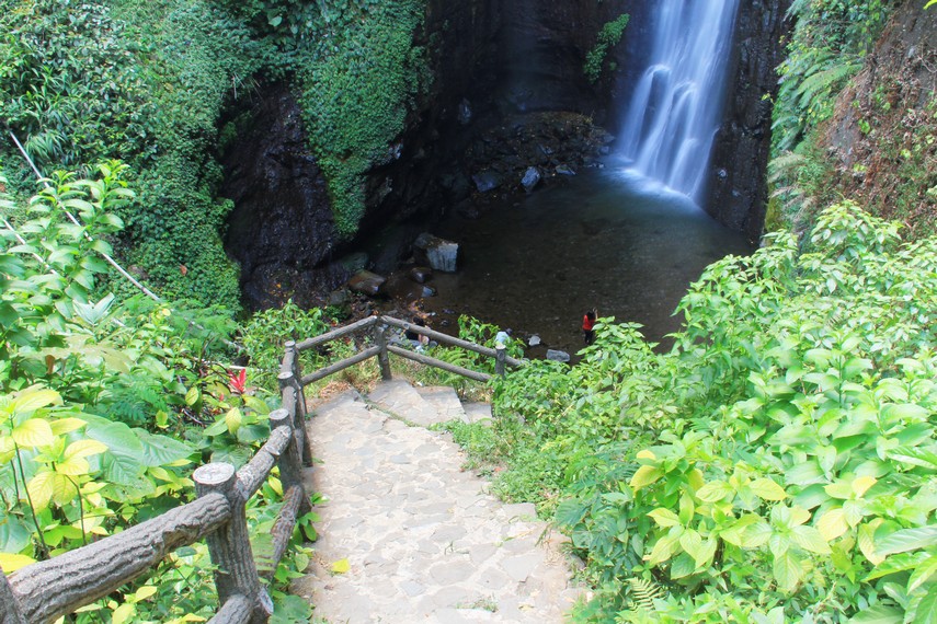 Untuk sampai ke curug ini pengunjung harus melakukan trekking menempuh jarak sekitar 400 meter dari gerbang masuk