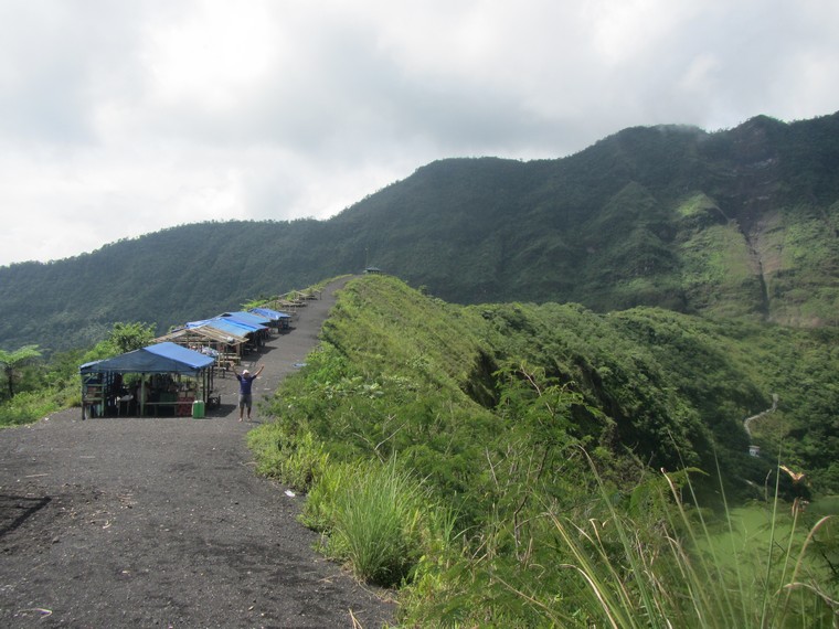 Melewati dusun-dusun dan rumah warga, perjalanan menuju lokasi taman wisata alam Gunung Galunggung sungguh mengasyikan