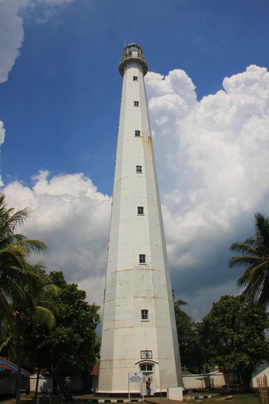 Menara setinggi 75,5 meter ini terdiri dari 18 tingkat yang dihubungkan dengan 286 anak tangga