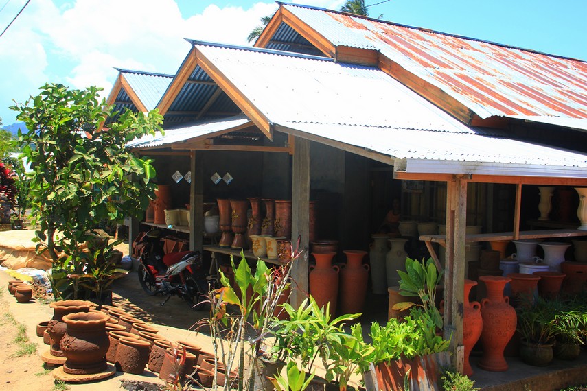 Desa Pulutan, sebuah desa wisata yang sebagian besar penduduknya berprofesi sebagai pengrajin keramik
