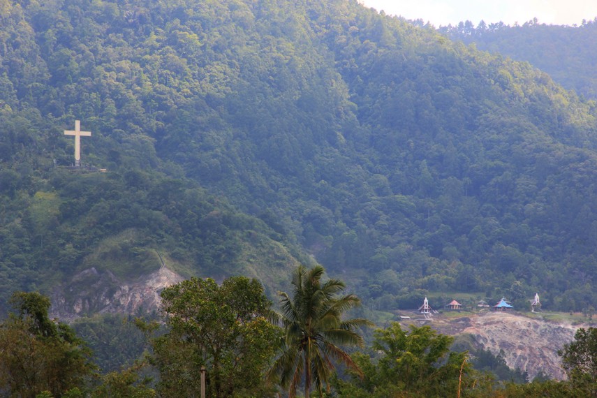 Bukit Kasih didirikan bermula dari keinginan beberapa orang yang ingin membangun tempat berdoa yang tenang di atas bukit