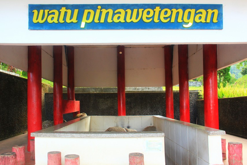 Watu Pinawetengan dahulu digunakan oleh para leluhur (apo) sebagai tempat pertemuan dan musyawarah untuk menentukan sesuatu