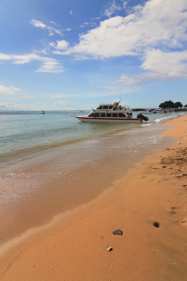 Pantai Sanur memiliki garis pantai yang panjang dengan pasir lembut berwarna putih kecokelatan