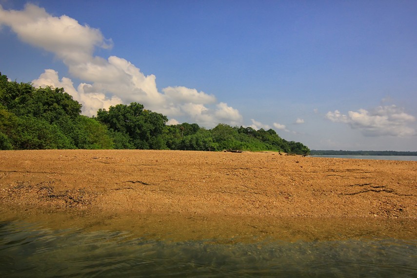 Letak Sungai Cigenter berada di wilayah Pulau Handeleum yang memiliki luas mencapai 200 hektar