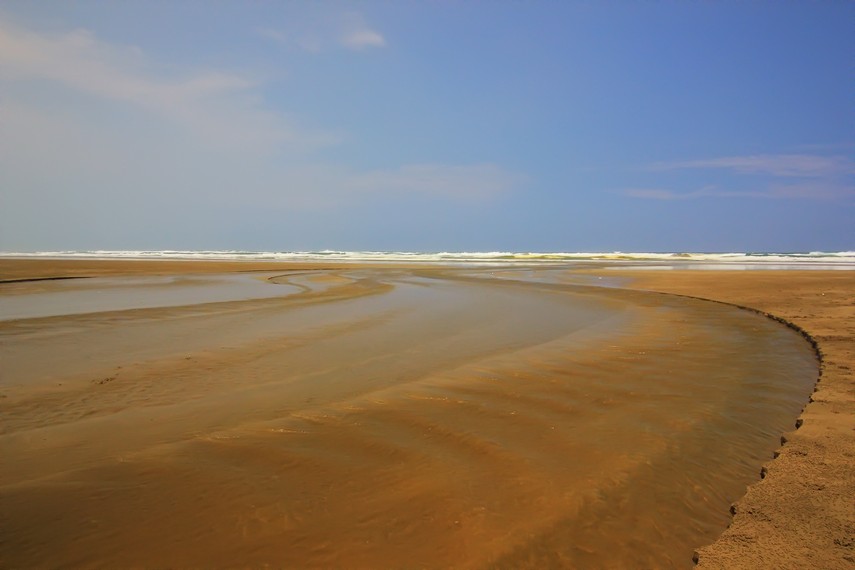 Keunikan Pantai Bagedur terletak pada garis pantainya yang panjang dan luas