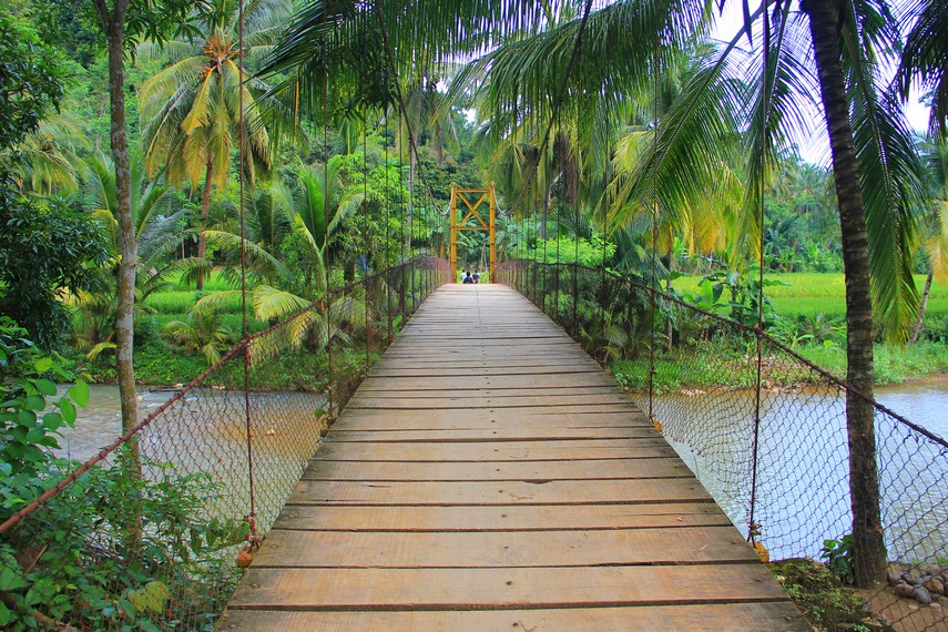 Pengunjung harus melewati pematang sawah, tepian sungai, hingga jembatan gantung sebelum sampai ke Gua Lalay