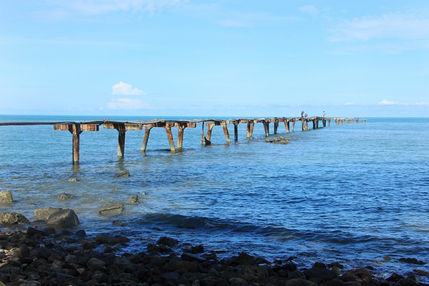 Jembatan ini dahulu digunakan kapal-kapal timah untuk mengisi minyak sebelum kembali ke laut membawa hasil tambang