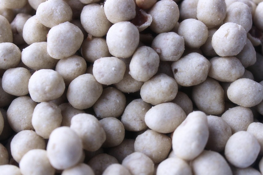 Kacang yang memiliki tekstur berwarna putih ini terbuat dari bahan utama kacang tanah