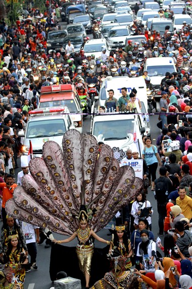 Keakraban masyarakat Solo dengan Batik pun semakin terasa dengan diadakannya Solo Batik Carnival
