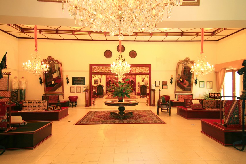 Koleksi batik yang ada di museum ini ditampilkan dalam 11 ruang. Setiap ruang menampilkan jenis batik yang berbeda