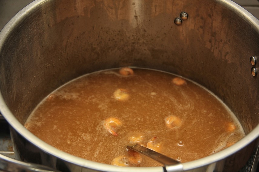 Kuah yang sedikit kental dengan campuran udang yang siap dituangkan ke dalam mie dan menjadi paduan yang pas bagi mie Belitung Atep