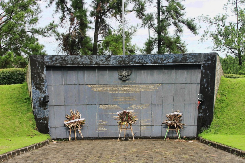 Monumen Lengkong terletak di depan Perumahan Bumi Serpong Damai, Serpong, Tangerang