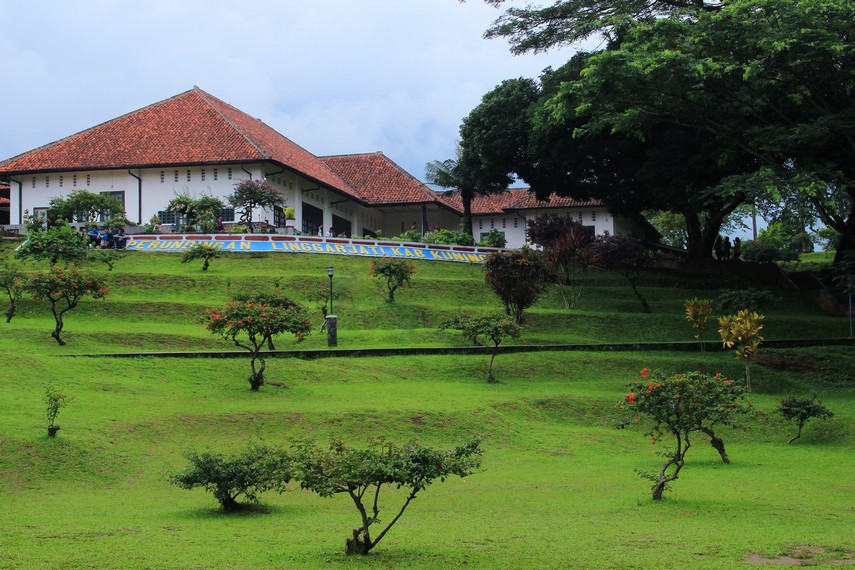 Museum Gedung Linggarjati berdiri di atas tanah seluas sekitar  2,5 hektar di hamparan tanah lapang yang hijau