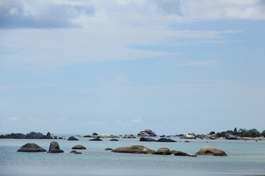 Pantai Mabai memiliki pemandangan batu granit yang banyak terhampar di tengah laut