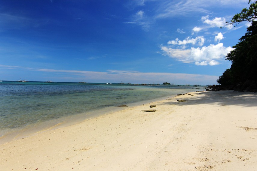Pantai ini berada di Desa Sijuk Belitung dan letaknya berdekatan dengan Pantai Tanjung Tinggi