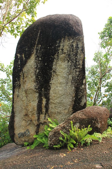 Pantai ini memiliki pemandangan unik berupa batu granit yang berdiri tegak berbentuk menyerupai dinding besar
