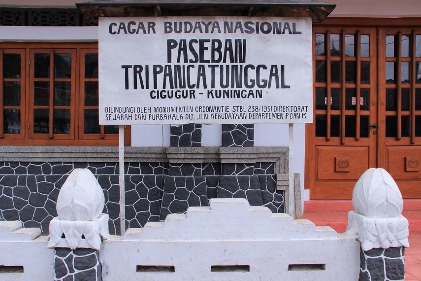 Paseban terletak di jalan raya Cigugur tepatnya di Kampung Wage, Kelurahan Cigugur, Kuningan, Jawa Barat