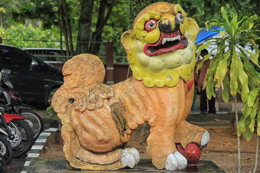 Patung singa yang terletak di halaman depan museum merupakan pemberian mandor timah yang berasal dari Tionghoa