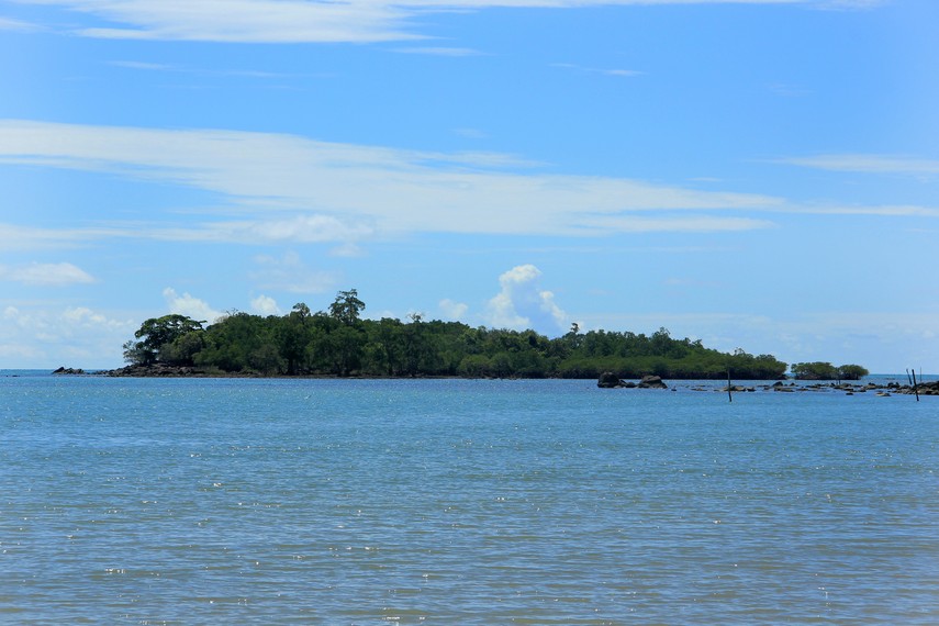 Pulau Tang yang berada di dekat Pantai Burung Mandi dan bila air pantai surut pengunjung dapat berjalan kaki ke pulau ini
