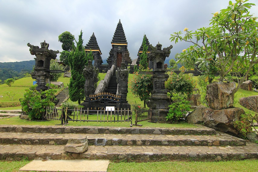 Pura Parahyangan Agung Jagatkartta berlokasi di kaki Gunung Salak, Bogor, Jawa Barat