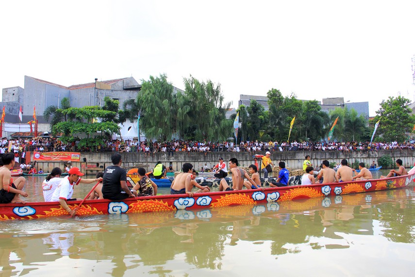 Sejak pagi masyarakat sudah berkumpul di sepanjang bantaran Sungai Cisadane untuk menyaksikan tradisi lempar bebek