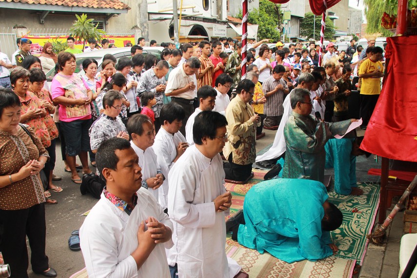 Sembahyang Twan Yang mengawali berbagai tradisi yang diadakan dalam perayaan pehcun di Sungai Cisadane