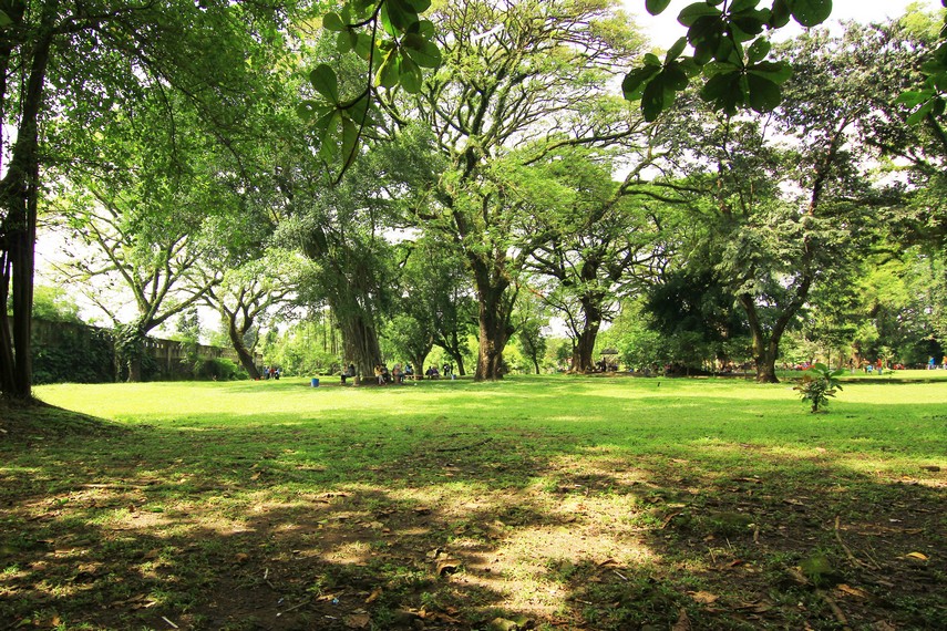 Taman ini dipersembahkan kepada kedua putrinya, Gusti Raden Ayu Partini Husein Djayadiningrat dan Gusti Raden Ayu Partinah Sukanta