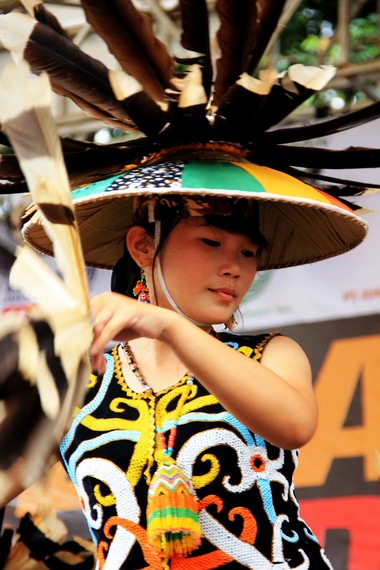 Tari kancet dibawakan oleh 2-6 penari dengan mengenakan pakaian adat Suku Dayak Kenyah