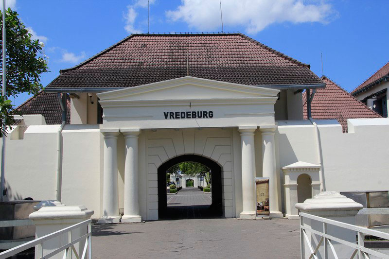 3-pintu-masuk-benteng-vredeburg-21.jpg