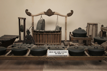 3.-seperangkat-alat-musik-gamelan-bernama-si-ketuyung-dibuat-pada-tahun-1748_.jpg
