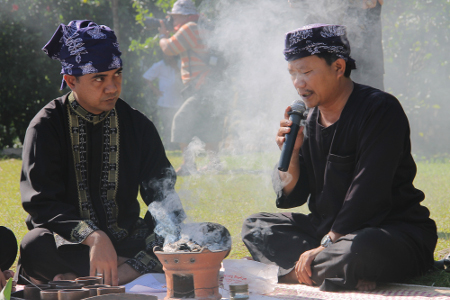 Dalam ritual sedekah kue dibacakan silsilah Kampung Sindang Barang dengan menggunakan bahasa Sunda