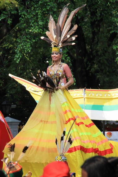 Eksotika pakaian adat dari Kalimantan Timur ikut meramaikan Karnaval Nusantara 2013