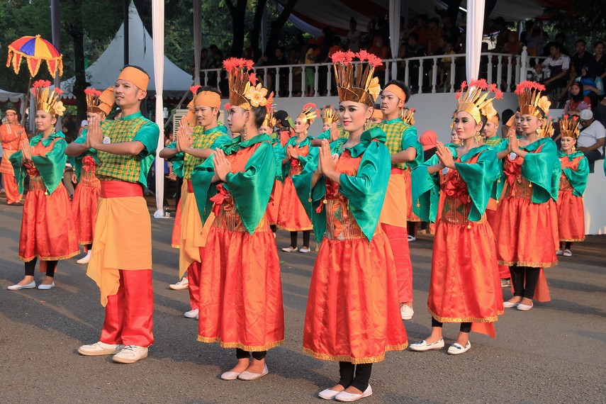 Kontingen dari Sulawesi Tenggara memamerkan pakaian tradisional mereka yang berwarna cerah
