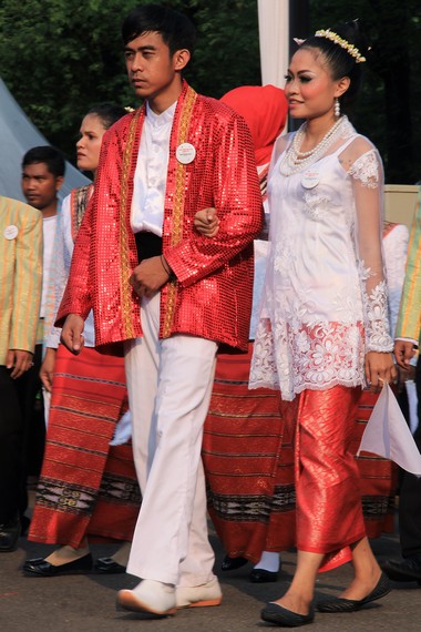 Salah satu pakaian adat pengantin Maluku yang dipamerkan dalam Karnaval Nusantara memperingati HUT Kemerdekaan RI ke-68