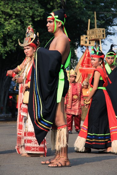 Pakaian adat Nusa Tenggara Timur dalam Karnaval Nusantara 2013