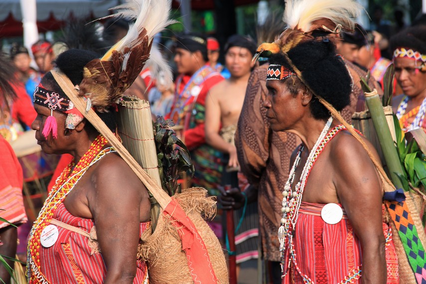 Tas atau esse yang dipakai oleh perempuan dari kontingen Papua Barat