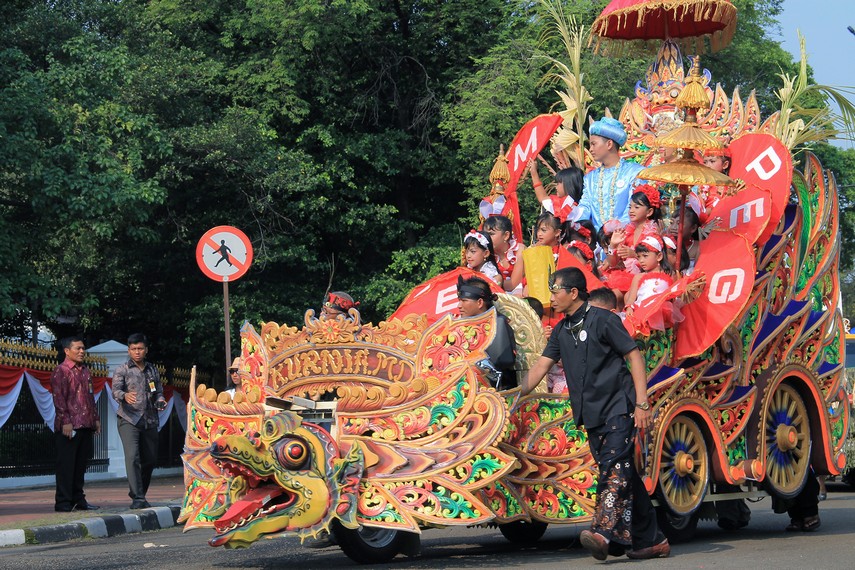 Kereta naga ikut meramaikan Karnaval Nusantara yang diadakan di silang Monas, Jakarta