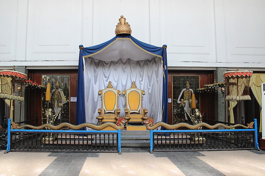 Salah satu koleksi utama Museum Mulawarman adalah singgasana Sultan beserta patung Lembu Suana di kedua sisinya