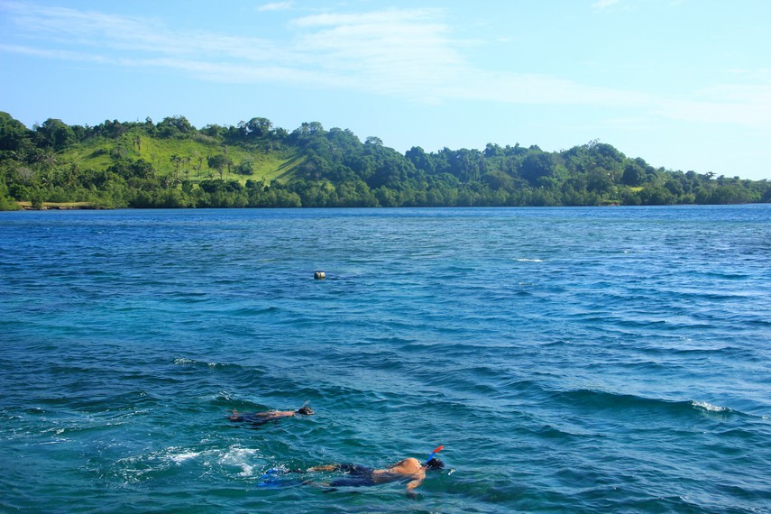 Melakukan snorkeling menjadi salah satu aktivitas yang menyenangkan di Pulau Bohanga