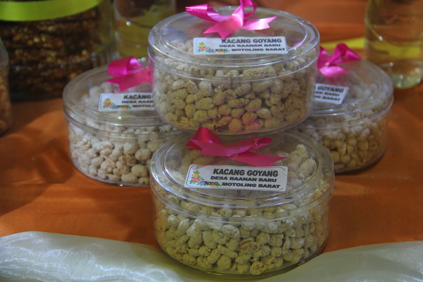 Nama kacang goyang menurut cerita orang Minahasa dihasilkan dari proses pembuatannya yang digoyang-goyangkan