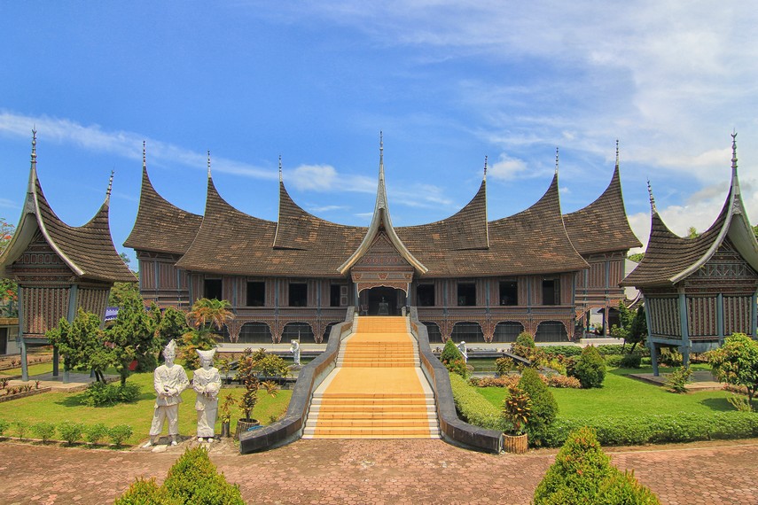 Bangunan Museum Adityawarman mengambil inspirasi dari arsitektur rumah bagonjong khas Minangkabau