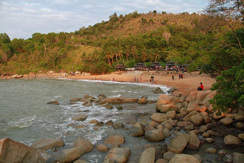 Pantai di Sinka Island memiliki karakteristik bebatuan di sekitar area pantai