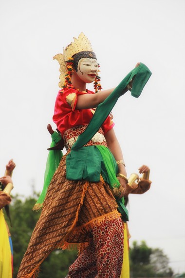Kesamaan tari topeng kemindu dengan tari Jawa karena adanya pengaruh budaya peninggalan Majapahit
