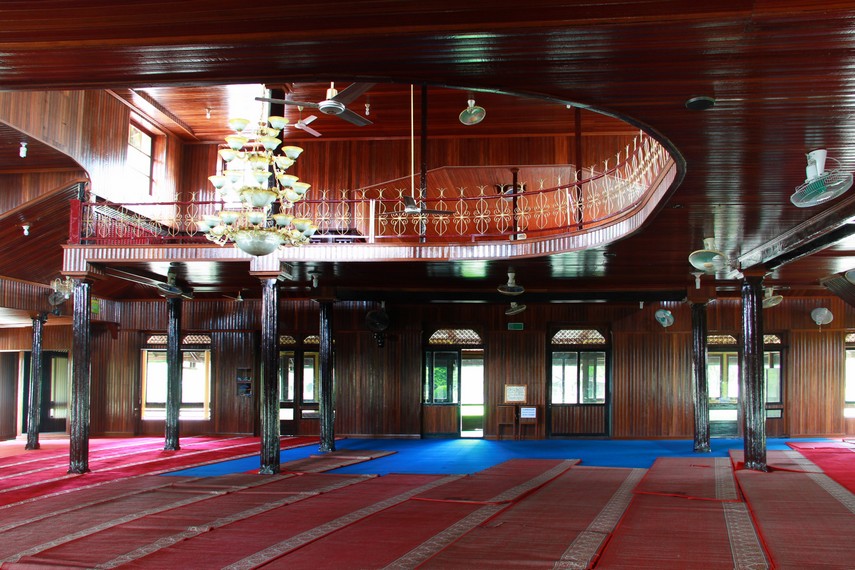 Dari sisi interior, Masjid Kesultanan Sambas menghadirkan desain yang elegan